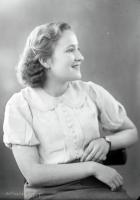   Zapatrzona radośnie dziewczyna Ok. 1945 rok, Cheerful girl ca 1945