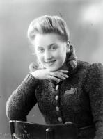   Dziewczyna w ubraniu z włóczki. Ok. 1950 rok, Girl wearing wool clothes ca 1950