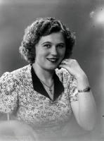  Kobieta z krzyżykiem na łańcuszku. Ok. 1945 rok,  Woman wearing a cross on a chain ca 1945