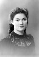   Dziewczyna w sukience z koronką. Ok. 1945 rok,  Girl wearing a lace dress ca 1945