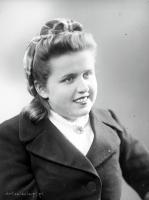   Dziewczyna w szaliku na głowie. Ok. 1943 rok,  Girl wearing a scarf on her head ca 1945