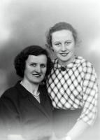  Córka z matką. Ok. 1945 rok, Mother and daughter ca 1945