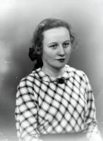  Dziewczyna ze wstążką we włosach. Ok. 1945 rok, Girl wearing a ribbon in her hair ca 1945