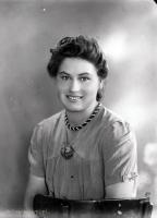   Uśmiechnięta dziewczyna. Ok. 1945 rok, Smiling girl ca 1945