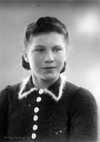   Dziewczyna w swetrze z białymi guzikami. Ok. 1945, girl wearing a white-buttoned sweater