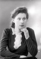  Dziewczyna z pierścionkiem. Ok. 1945 rok, girl wearing a ring ca 1945