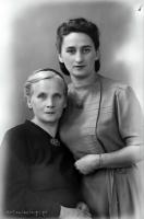  Matka z córką. 1945 rok, mother and daughter, 1945