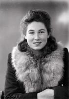   Dziewczyna z kołnierzem z lisa.1944 rok, Girl wearing a fox fur collar, 1944