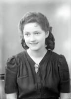   Dziewczyna z broszką. Ok. 1944 rok, girl wearing a brooch ca 1944