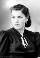   Dziewczyna ze wstążkami. Ok. 1945 rok, girl wearing ribbons ca 1945