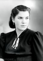   Dziewczyna ze wstążkami. Ok. 1945 rok, girl wearing ribbons ca 1945