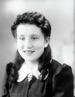  Brunetka. Ok. 1945 rok, dark-haired girl ca 1945