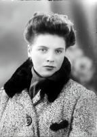   Dziewczyna w stylowej jesionce. 1950 rok, girl wearing a fashionable spring coat, 1950