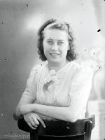   Kobieta z kwiatami na bluzce. Ok. 1945 rok, woman wearing a flower-patterned blouse ca 1945