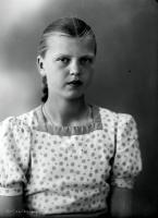   Dziewczyna z warkoczami. 1945 rok, girl wearing plaits, 1945
