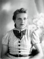   Dziewczyna z kokardą. Ok. 1950 rok, girl wearing a ribbon ca 1950