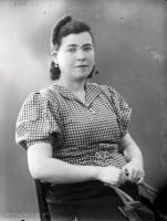  Kobieta z torebką. Ok. 1945 rok, woman with a purse ca 1945