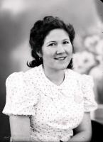   Uśmiechnięta brunetka. Ok. 1950 rok, smiling dark-haired woman ca 1950