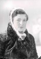    Dziewczyna w zimowej czapce. Ok. 1943 rok, girl wearing a winter hat ca 1943