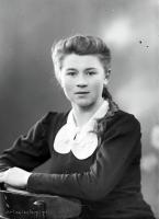   Blondynka z warkoczem. Ok. 1945 rok, blonde woman wearing a plait ca 1945