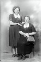  Matka z córką. Ok. 1945 rok, mother and daughter ca 1945