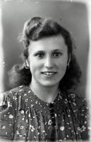   Panna z Łap. Ok. 1950 rok, young woman from Łapy ca 1950