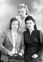  Trzy młode kobiety. Ok. 1945 rok, three young women ca 1945