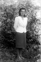   Dziewczyna w ogrodzie. Ok. 1943 rok, girl in a garden ca 1943
