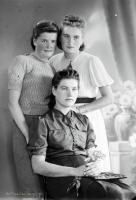  Trzy koleżanki. Ok. 1945 rok, three friends ca 1945