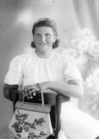   Dziewczyna z torebką. Ok. 1945 rok, girl with a purse ca 1945
