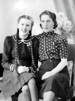   Dziewczyna z warkoczami oraz jej matka. Ok. 1945 rok , girl with plaits and her mother
