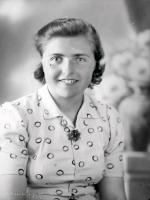   Dziewczyna w jasnej bluzce.  Ok. 1945 rok, girl wearing a light-coloured blouse ca 1945