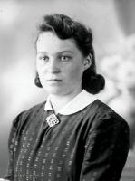   Kobieta z broszką. Ok. 1945 rok, woman wearing a brooch ca 1945