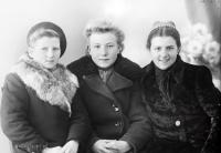  Trzy zimowe dziewczyny. Ok. 1945 rok, three girls during winter ca 1945
