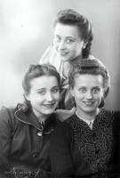   Dwie siostry z koleżanką. Ok. 1944 rok, two sisters with a friend ca 1944
