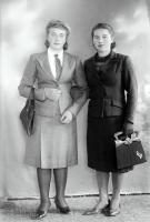   Dziewczyny z torebkami Ok. 1945 rok, girls with purses ca 1945