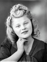   Dziewczyna z sygnetem. Ok. 1945 rok, girl wearing a signet ring ca 1945