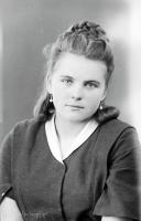 <p>Dziewczyna z zaplecionym warkoczem. Ok. 1945 rok,</p>

<p>girl with a plait ca 1945</p>
