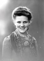   Dziewczyna z chustką. Ok. 1944 rok ,girl wearing a scarf ca 1944