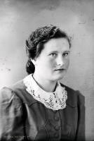   Kobieta z szydełkowym kołnierzykiem. Ok. 1943 rok, woman wearing a crocheted collar ca 1943