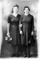   Córka z matką. Ok. 1945 rok, mother and daughter ca 1945