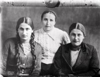   Trzy kobiety- kopia fotografii. 1944 rok, three women – copy of a photograph, 1944