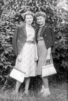   Dwie koleżanki z Bocian. Ok. 1945 rok, two friends from Bociany ca 1945