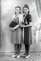   Dziewczyny z torebkami. Ok. 1950 rok, girls with purses ca 1950
