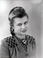   Dziewczyna z warkoczem. Ok. 1945 rok, girl wearing a plait ca 1945