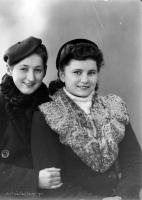   Dziewczyny z ulicy Fabrycznej w Łapach. Ok. 1945 rok, girls living at Fabryczna Street in Łapy ca 1945
