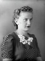   Dziewczyna z kwiatami bzu. Ok. 1950 rok, girl with flowers of lilac ca 1950