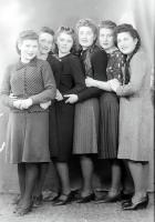   Sześć dziewczyn. Ok. 1945 rok, six girls ca 1945