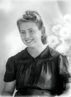   Uśmiechnięta dziewczyna. Ok. 1945 rok, smiling girl ca 1945