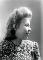 <p>Dziewczyna z profilu. Ok. 1945 rok,</p>

<p>girl's profile ca 1945</p>
